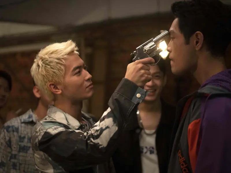 ▲影集《師大公園地下社會》即將登場，近日前導預告釋出，主演李玉璽、陳零九、吳思賢（左）大展身手，吳思賢更爲該劇染金髮展現壞壞形象，他也打趣表示「自己在戲裡很乖也很少打架，都是拿槍解決！」（圖／阿榮影業提供）