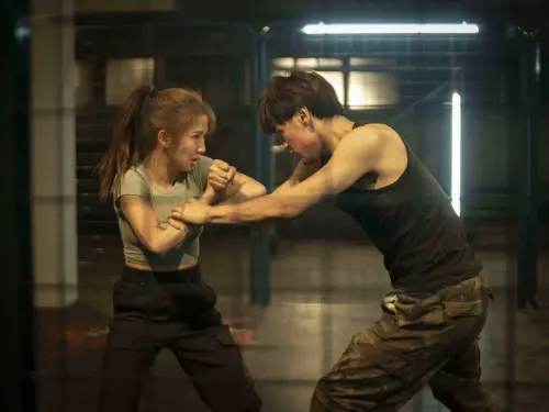 ▲郭書瑤（左）化身最悍女打仔，親自挑戰武打戲，戰鬥值爆表，霸氣全開！（圖／阿榮影業提供）