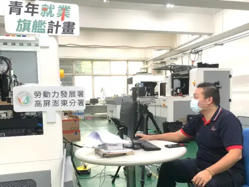 ▲勞動力發展署高屏澎東分署推動青年就業旗艦計畫，讓青年莊敬義(右)順利成為獨當一面的工程師。(圖／勞動部高屏澎東分署提供)