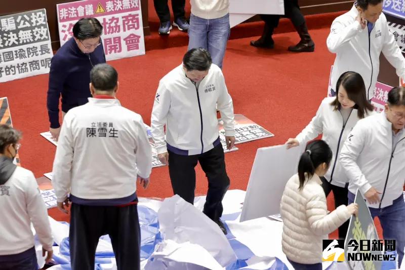 ▲國民黨立委採爛地板上大大的「罷」字。（圖／記者李政龍攝，2025.04.01）