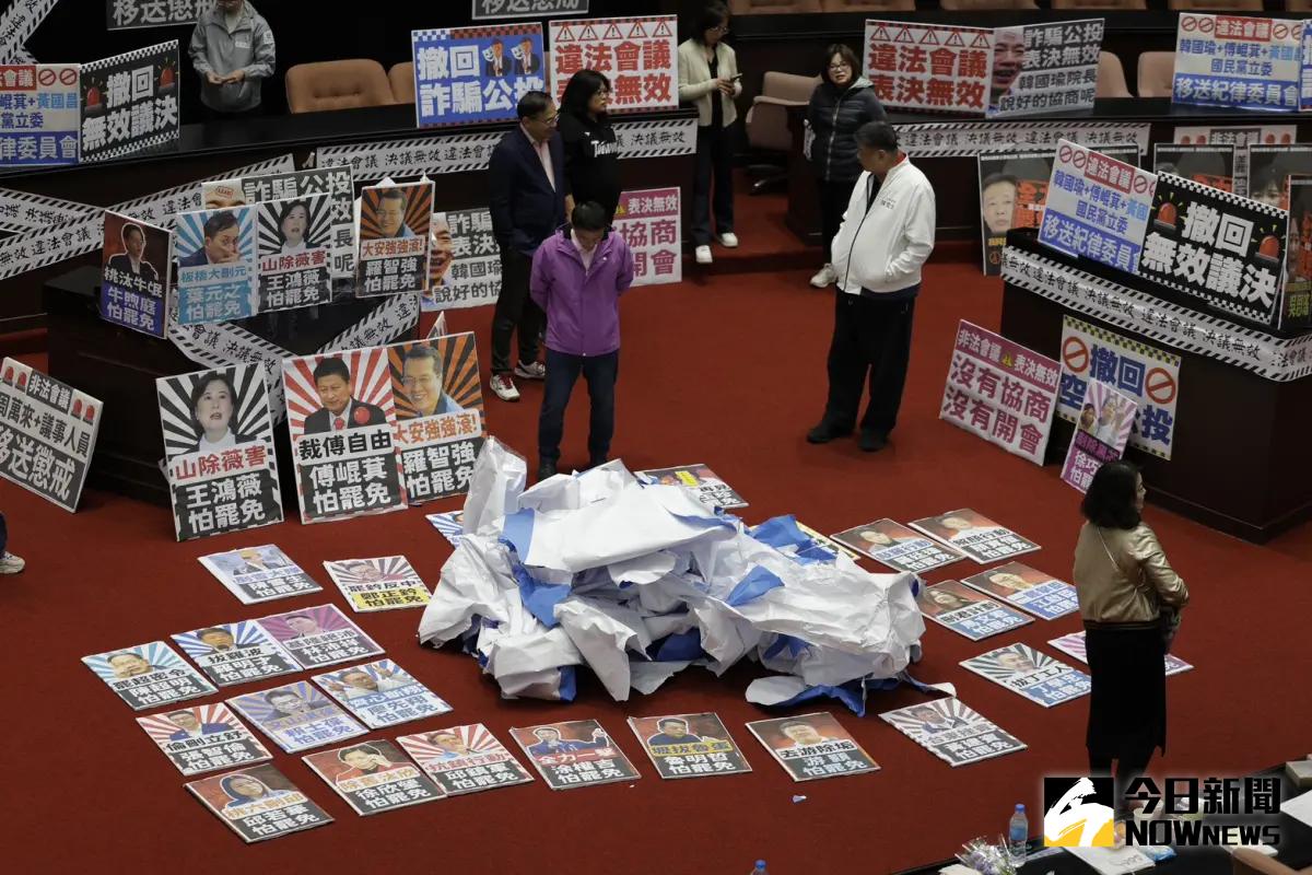 ▲國民黨立委採爛地板上大大的「罷」字。（圖／記者李政龍攝，2025.04.01）