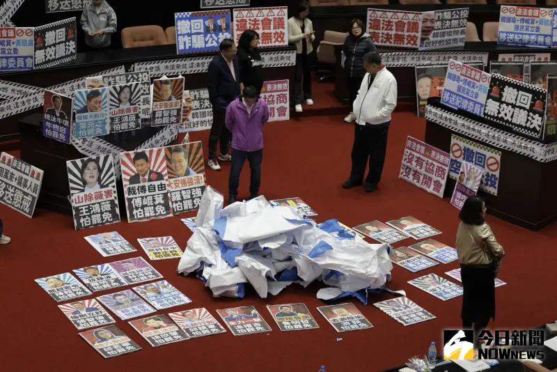 ▲國民黨立委採爛地板上大大的「罷」字。（圖／記者李政龍攝，2025.04.01）