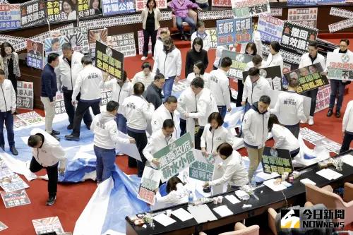 ▲國民黨立委採爛地板上大大的「罷」字。（圖／記者李政龍攝，2025.04.01）