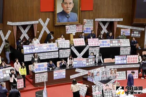 ▲民進黨團為阻擋3月25日院會議事錄確認，今天再度罷占議場主席台癱瘓議事。（圖／記者李政龍攝，2025.04.01）