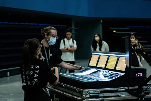 ▲去（2024）年職場體驗安排學員參訪高雄流行音樂中心，感受大型展演空間的沉浸式音響系統。（圖／高市府青年局提供）