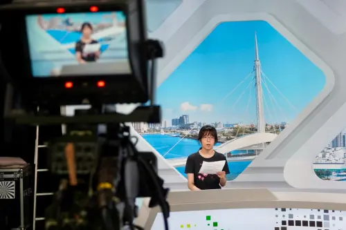 ▲去（2024）年職場體驗帶領學員參訪公共電視南部製作中心，讓學員親身體驗製播新聞的流程。（圖／高市府青年局提供）