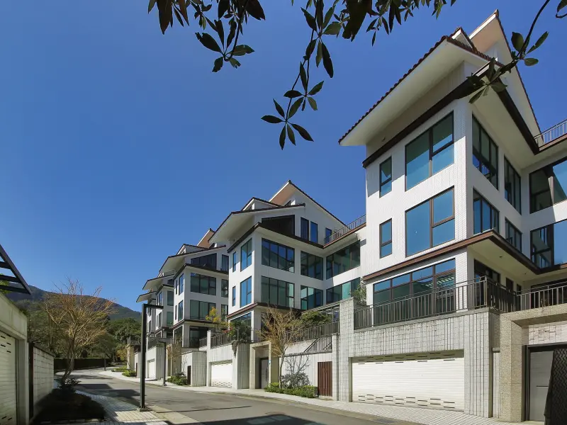 ▲「雲裡山」秉持輕豪華別墅的設計理念，強調低密度、高隱私、綠意環境。（圖／翻攝畫面）