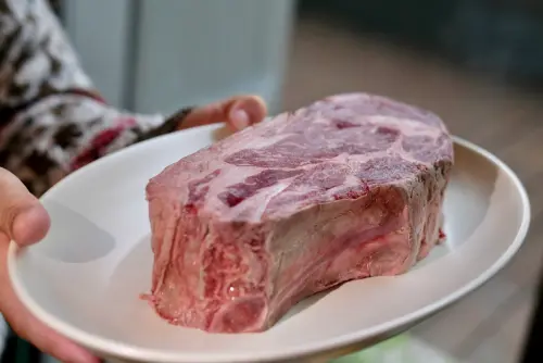 這款「美國頂級乾式熟成28日帶骨乳牛肋眼牛排」,是選擇有著大理石油花紋理的美國荷斯登乳牛肋眼。(圖/記者葉盛耀攝) ▲這款「美國頂級乾式熟成28日帶骨乳牛肋眼牛排」,是選擇有著大理石油花紋理的美國荷斯登乳牛肋眼。(圖/記者葉盛耀攝)