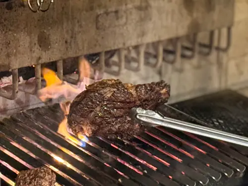 「美國頂級乾式熟成28日帶骨乳牛肋眼牛排」以直火大膽炙烤,帶出獨特的炭香味。(圖/記者葉盛耀攝) ▲「美國頂級乾式熟成28日帶骨乳牛肋眼牛排」以直火大膽炙烤,帶出獨特的炭香味。(圖/記者葉盛耀攝)