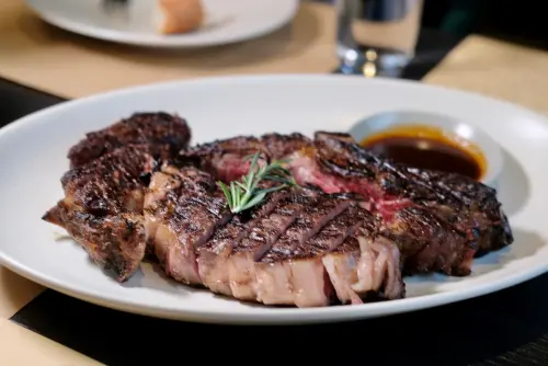 「美國頂級乾式熟成28日帶骨乳牛肋眼牛排」重達25盎司,適合多人共享。(圖/記者葉盛耀攝) ▲「美國頂級乾式熟成28日帶骨乳牛肋眼牛排」重達25盎司,適合多人共享。(圖/記者葉盛耀攝)