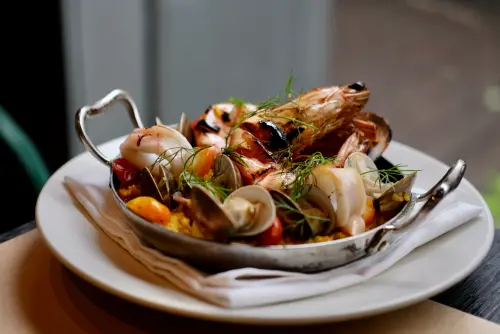 滿載豐富海鮮好料的「托斯卡尼義式海鮮飯」,每日限量10份。(圖/記者葉盛耀攝) ▲滿載豐富海鮮好料的「托斯卡尼義式海鮮飯」,每日限量10份。(圖/記者葉盛耀攝)