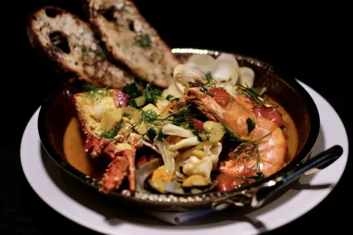 「托斯卡尼綜合海鮮」匯聚龍蝦、紅條魚菲力、紐西蘭淡菜、大明蝦、干貝、透抽等多樣鮮甜海味。(圖/記者葉盛耀攝) ▲「托斯卡尼綜合海鮮」匯聚龍蝦、紅條魚菲力、紐西蘭淡菜、大明蝦、干貝、透抽等多樣鮮甜海味。(圖/記者葉盛耀攝)