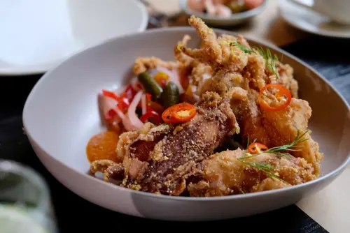 「酥炸小卷、醃漬蔬菜、紅甜椒醬」以酸香的醃漬蔬菜搭佐酥香炸物,不至於膩口。(圖/記者葉盛耀攝) ▲「酥炸小卷、醃漬蔬菜、紅甜椒醬」以酸香的醃漬蔬菜搭佐酥香炸物,不至於膩口。(圖/記者葉盛耀攝)