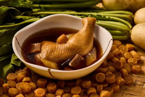 元紀推出新菜色,像是以3年與10年老菜脯慢燉之「菜脯白玉燉鮮雞」。(圖/元紀提供) ▲元紀推出新菜色,像是以3年與10年老菜脯慢燉之「菜脯白玉燉鮮雞」。(圖/元紀提供)