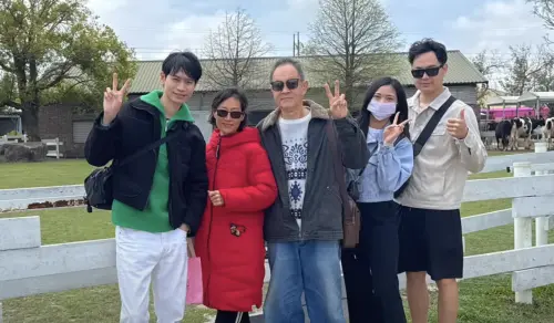 ▲Andy（左1）近期回到雲林老家與家人團聚，更前往農場觀光。（圖／Andy老師 YouTube）