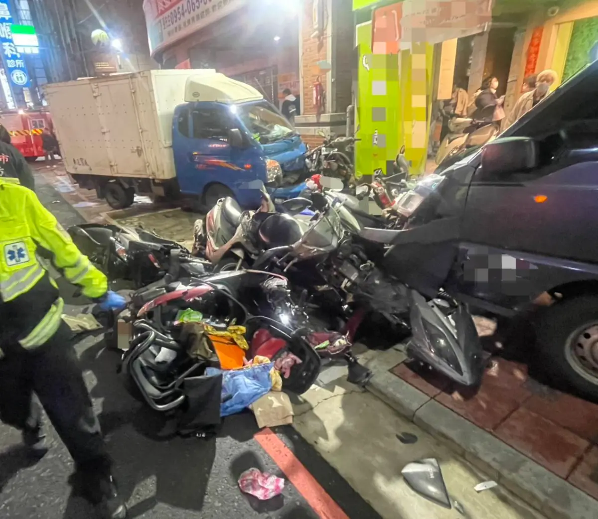 ▲貨車駕駛疑似精神不濟、打瞌睡，逆向撞飛對向剛下車的駕駛與路邊停放的車輛。（圖／警方提供）