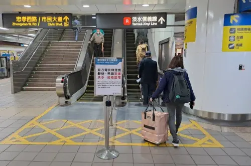 ▲北捷從即日起在部分電扶梯擺上「公告1改變」,將追上香港、新加坡,也讓大批旅客拍手叫好。(圖/台北捷運) ▲北捷從即日起在部分電扶梯擺上「公告1改變」,將追上香港、新加坡,也讓大批旅客拍手叫好。(圖/台北捷運)