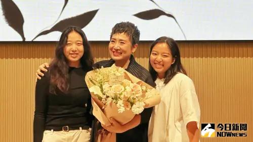 ▲ 《園冶30》由資深媒體人張世雅(中)耗時2年採訪逾50位相關人士撰寫而成,新書發表會一雙寶貝女兒驚喜現身獻花祝福。(圖/記者陳美嘉攝,2025.04.01) ▲ 《園冶30》由資深媒體人張世雅(中)耗時2年採訪逾50位相關人士撰寫而成,新書發表會一雙寶貝女兒驚喜現身獻花祝福。(圖/記者陳美嘉攝,2025.04.01)