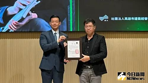 ▲高雄市建築經營協會理事長黃瀚霆(左)宣布邀請國際建築設計大師羅耕甫(右)擔任建築園冶獎首位代言人。(圖/記者陳美嘉攝,2025.04.01) ▲高雄市建築經營協會理事長黃瀚霆(左)宣布邀請國際建築設計大師羅耕甫(右)擔任建築園冶獎首位代言人。(圖/記者陳美嘉攝,2025.04.01)