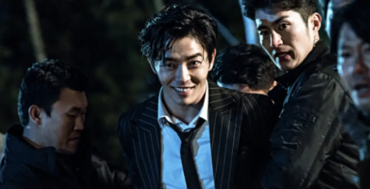 ▲韓劇男神金材昱（中）今（2）日迎來42歲生日，而他出道25年至今演出過許多經典作品，其中在影集《Voice》的特別出演，讓許多粉絲封他為「性感垃圾」。（圖／摘自《Voice》片段）