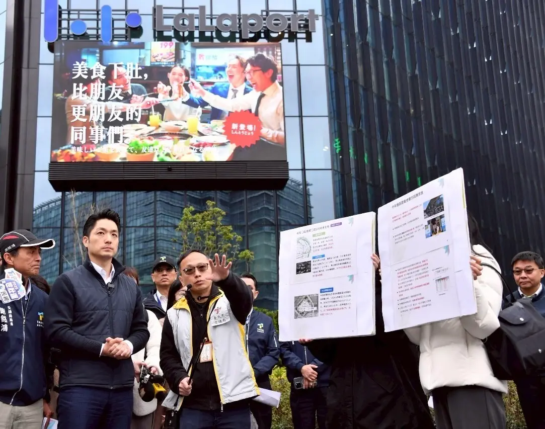 ▲台北市長蔣萬安到北市南港LaLaport視察整體號誌。（圖／北市府提供）