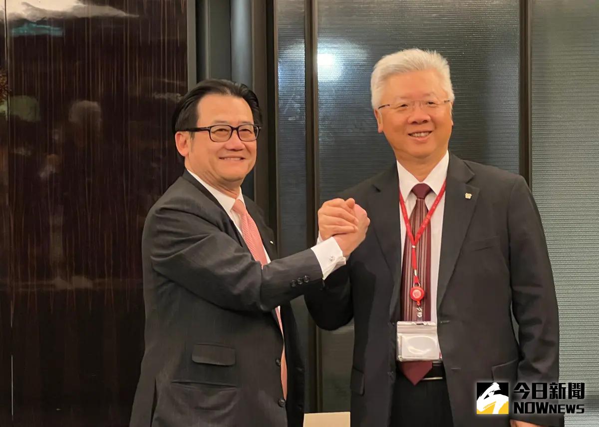 ▲金管會同意台新金控換股合併新光金控，台新金總經理林維俊（右）與新光金總經理陳恩光今（1）日晚間也共同召開記者會。（圖／記者顏真真攝）