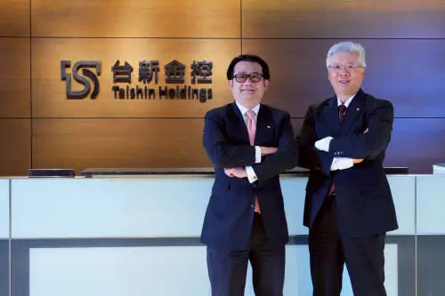 金管會同意台新金控換股合併新光金控,台新金總經理林維俊(右)與新光金總經理陳恩光今(1)日晚間也共同召開記者會。(圖/記者顏真真攝)(圖/台新金提供) ▲金管會同意台新金控換股合併新光金控,台新金總經理林維俊(右)與新光金總經理陳恩光今(1)日晚間也共同召開記者會。(圖/記者顏真真攝)(圖/台新金提供)