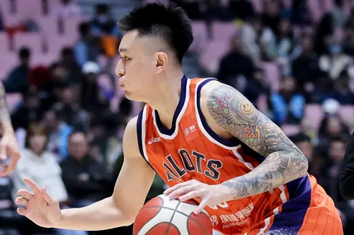 P. LEAGUE+桃園璞園領航猿例行賽最後一場主場賽事,坐鎮桃園巨蛋,迎戰來訪客隊高雄鋼鐵人,開局領航猿即陷入落後,且無法有效壓制鋼鐵人洋將發揮,一路苦戰,最終以108:116苦吞二連敗。 ▲P. LEAGUE+桃園璞園領航猿例行賽最後一場主場賽事,坐鎮桃園巨蛋,迎戰來訪客隊高雄鋼鐵人,開局領航猿即陷入落後,且無法有效壓制鋼鐵人洋將發揮,一路苦戰,最終以108:116苦吞二連敗。(圖/領航猿提供)