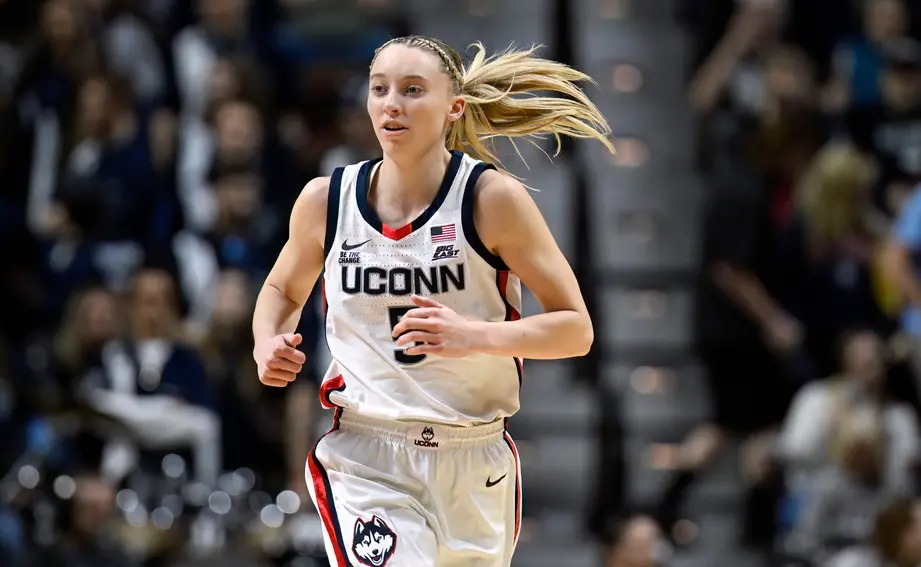 ▲Paige Bueckers是現役NCAA最強女籃球員、預約今年WNBA選秀狀元，更被總教練Geno Auriemma稱作「百年一見的天才」，同時Bueckers亮眼外型也讓她受到全美籃球迷追捧，個人IG擁有超過220萬人追蹤。（圖／美聯社／達志影像）