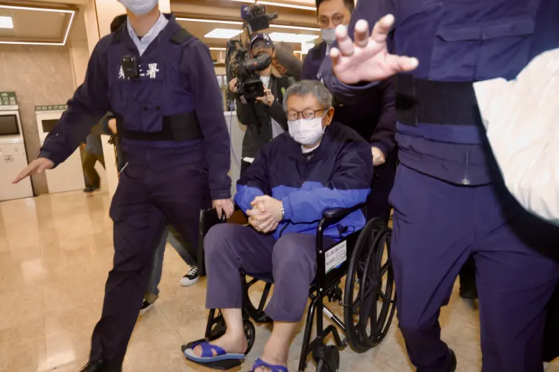 ▲民眾黨主席柯文哲坐輪椅抵達部立台北醫院。（圖／記者李政龍攝影）