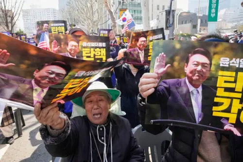 ▲韓國總統尹錫悅彈劾案將於4日進行宣判,韓國警方當天嚴陣以待,加強部署警力維安,中國駐韓大使館也提醒在韓公民,盡量遠離人潮眾多處,也不要參與、公開發表政治言論。(圖/美聯社/達志影像) ▲韓國總統尹錫悅彈劾案將於4日進行宣判,韓國警方當天嚴陣以待,加強部署警力維安,中國駐韓大使館也提醒在韓公民,盡量遠離人潮眾多處,也不要參與、公開發表政治言論。(圖/美聯社/達志影像)