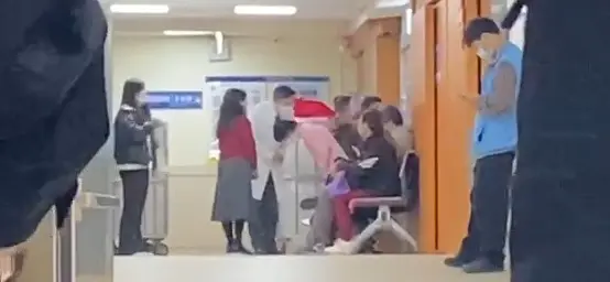 ▲陳佩琪連連鞠躬感謝主刀醫師。(圖/民眾提供)