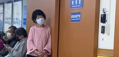 ▲陳佩琪等柯文哲開刀期間，靠在門上閉目養神。（圖／民眾提供）