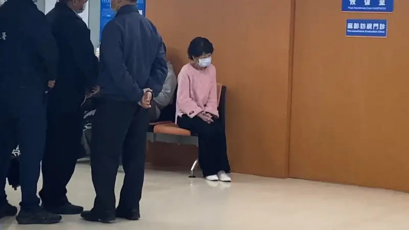 ▲陳佩琪在手術室外等柯文哲,神情頗為憔悴。(圖/民眾提供)