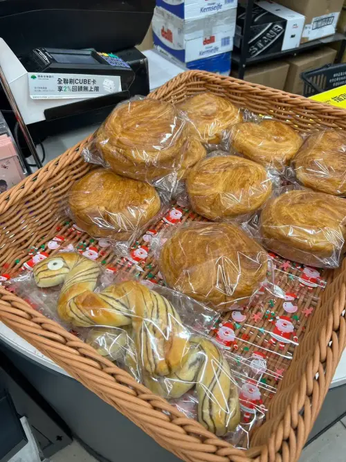 ▲全聯麵包買5送「1條蛇」，原來是圖左的新款蛇麵包。（圖／翻攝Dcard）