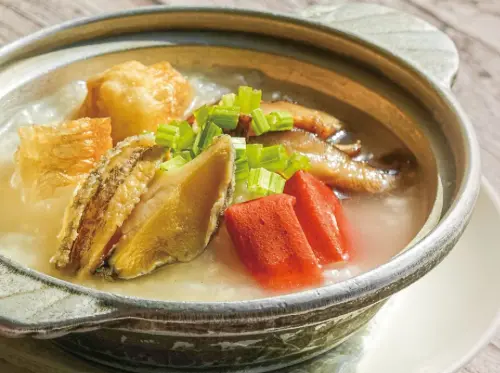 新竹芙洛麗飯店的吃到飽餐廳「食譜自助百匯」下午茶吃得到鮑魚粥等菜色。(圖/翻攝新竹芙洛麗飯店官網) ▲新竹芙洛麗飯店的吃到飽餐廳「食譜自助百匯」下午茶吃得到鮑魚粥等菜色。(圖/翻攝新竹芙洛麗飯店官網)