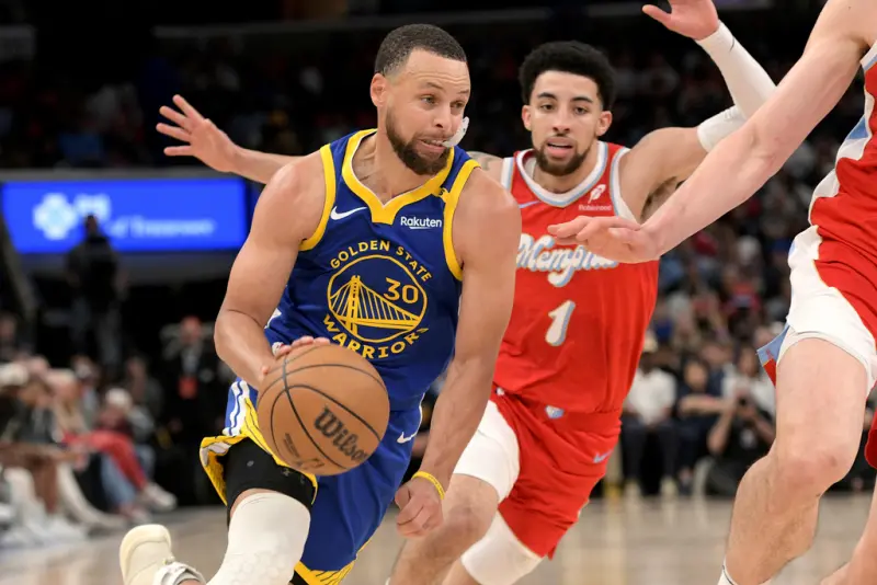 ▲NBA美國職籃例行賽，金州勇士作客挑戰曼菲斯灰熊，勇士當家球星Stephen Curry表現火熱，這一場比賽三節打完就已經投進11顆三分球，狂砍45分，勇士目前以103：103戰平灰熊。（圖／美聯社／達志影像）