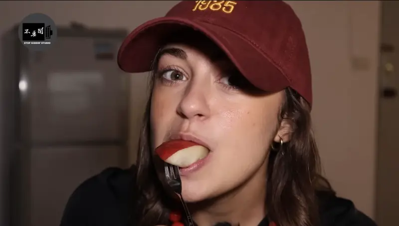 ▲來自西班牙巴塞隆納的正妹Tania對台灣的水果情有獨鍾，近日她品嚐了一種「金黃色果實」，剛入口時口感柔軟，卻帶有一絲辣味，讓她相當困惑。（圖／翻攝自YouTube）