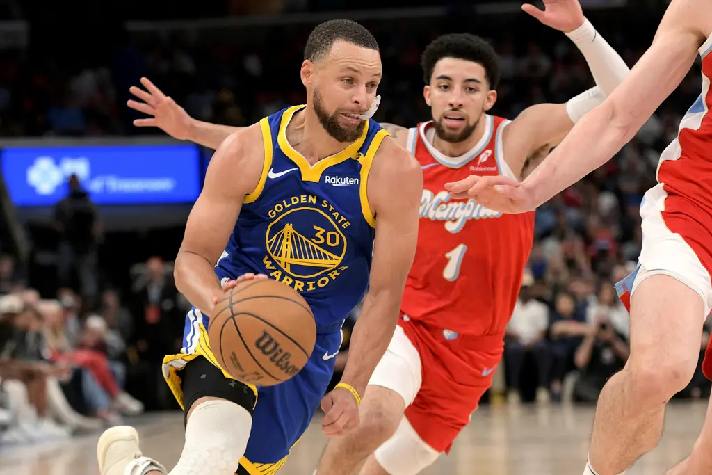 ▲Stephen Curry全場出賽36分鐘狂飆52分、10籃板、8助攻與5抄截、另包含12顆三分，率領勇士134：125擊敗灰熊，排名升上西區第五，輸球的灰熊則苦吞4連敗。（圖／美聯社／達志影像）