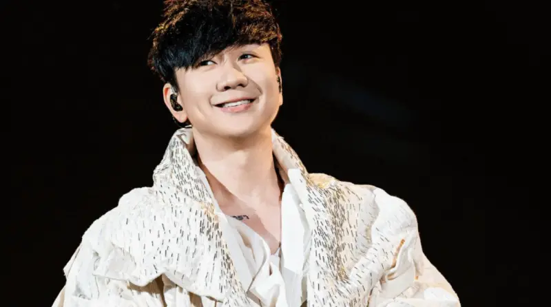 林俊傑演唱會大巨蛋今登場!歌單、4亮點全整理 入場前8件事必看 ▲歌手林俊傑(如圖)《JJ20 FINAL LAP世界巡迴演唱會》今(7)日及8日一連2天於台北大巨蛋開唱,《NOWnews今日新聞》整理出演唱會4大亮點、必會歌單及交通資訊一次看,讓粉絲朋友好好重溫一番!(圖/翻攝自林俊傑臉書)