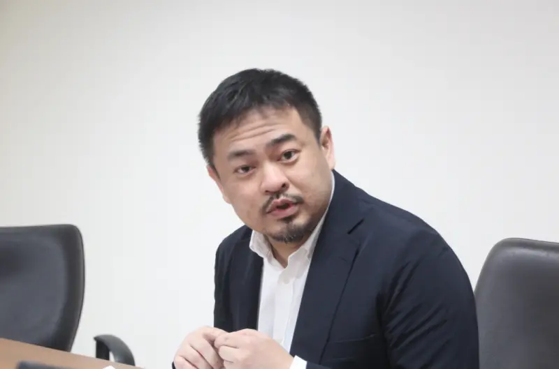 ▲洪申翰今（12）日指出，「影響4.2萬的數字，並非全都失業。」強調勞動部仍會全力戒備。（圖／記者鍾泓良攝影）