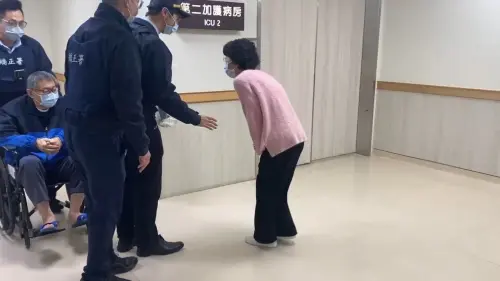 獨/相隔13天再見柯文哲坐輪椅開刀 陳佩琪哽咽叮嚀「我等你」 ▲陳佩琪比柯文哲早到手術室外,一見到先生坐輪椅上來,就擔心他怎麼變腫。(圖/民眾提供)