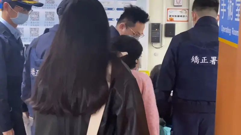 ▲戒護人員趕著將柯文哲推進開刀房,陳佩琪一路跟在後面。(圖/民眾提供)