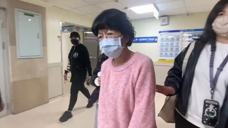 ▲陳佩琪語帶哽咽對柯文哲說「我在外面等你」,目送先生進手術室後,相當失落憂心。(圖/民眾提供)