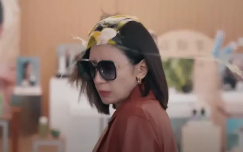 ▲賈靜雯（如圖）赴中國拍陸劇《以美之名》，在劇中遭病患家屬往頭上遭砸雞蛋，模樣超級狼狽，她日前則發文開玩笑苦嘆：「不建議大家嘗試」。（圖／優酷台灣-APP搶先看YouTube）