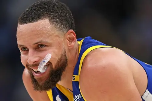 Stephen Curry此役寫下多項紀錄,成為史上首位單場拿下45分5籃板5助攻5抄截10三分的球員;生涯第27次單場投進至少10記三分球;登上NBA歷史得分榜第25位;第15次單場得超過50分;以及成為喬丹(Michael Jordan)之後第2位36歲之後還能單季1500分的球員。 ▲Stephen Curry此役寫下多項紀錄,成為史上首位單場拿下45分5籃板5助攻5抄截10三分的球員;生涯第27次單場投進至少10記三分球;登上NBA歷史得分榜第25位;第15次單場得超過50分;以及成為喬丹(Michael Jordan)之後第2位36歲之後還能單季1500分的球員。(圖/美聯社/達志影像)