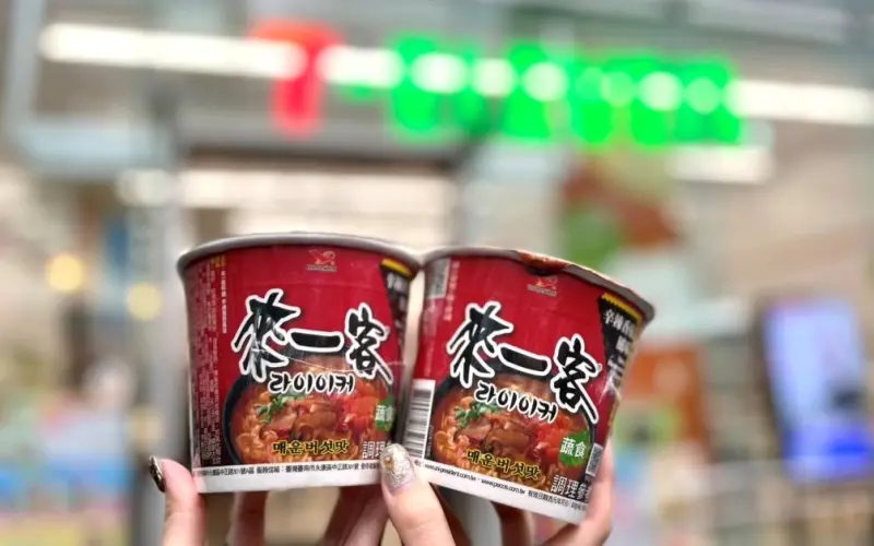 ▲看準民眾喜愛韓式料理、辛辣口味，來一客最近又推出了新口味，第7款新口味「辛辣香菇」，在全台7-11開賣。（圖／NOWnews攝）