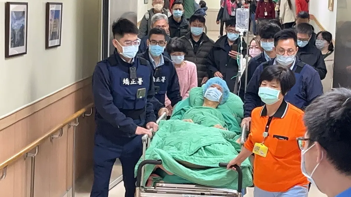 ▲柯文哲開刀後躺在病床上，送往戒護病房。（圖／民眾提供）