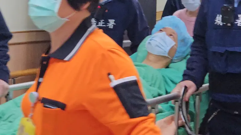 ▲柯文哲動完輸尿管鏡手術後,由醫護人員推到戒護病房。(圖/民眾提供)