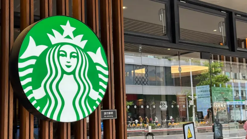 ▲台灣星巴克咖啡去年7月公告「座位保留15分鐘」，再度出招於門市現場貼出公告：「離開座位超過1小時，夥伴將全程錄音錄影移動您留置於座位的物品並暫時保管或移交警局處理。」掀起網友叫好終於出手了。（圖／記者蕭涵云攝）